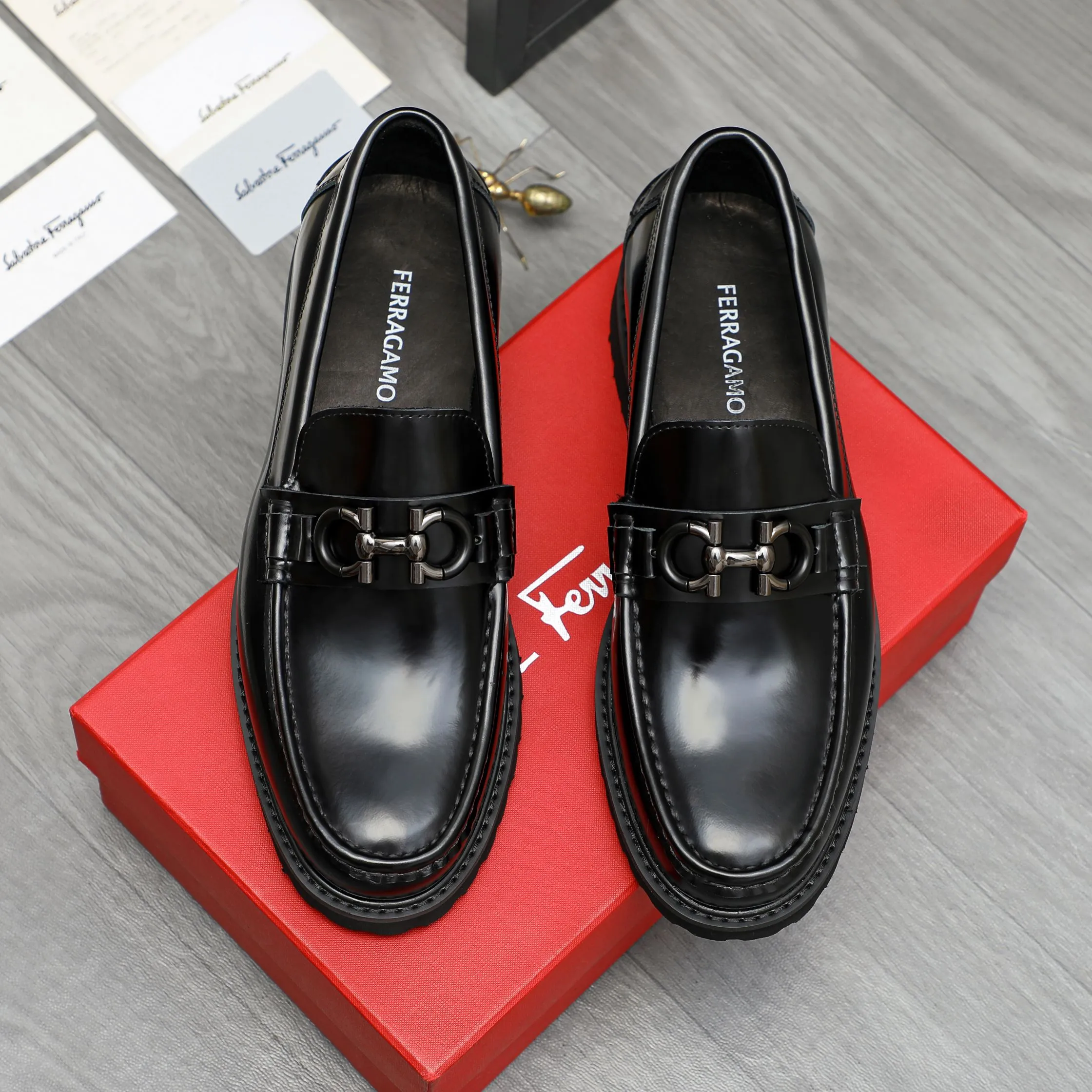 Men's shoes 💰442 Product trademark: Ferragamo "Ferragamo" business formal leather shoes Regular size: 38-46 (45.46 custom-made and non-returnable) Product materials: Selected pearlescent cowhide upper, cowhide lining, non-slip rubber outsole